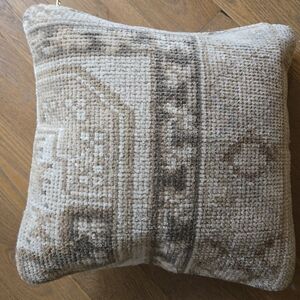 Pottery Barn Merrin Handknotted Pillow nwt